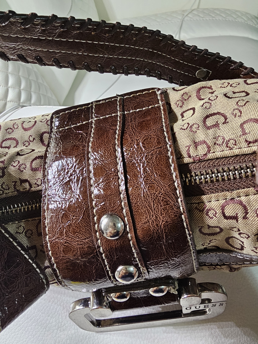 Vintage Guess Beige Canvas Shoulder Bag with Brown Leather Trim (Used) - Picture 8 of 10